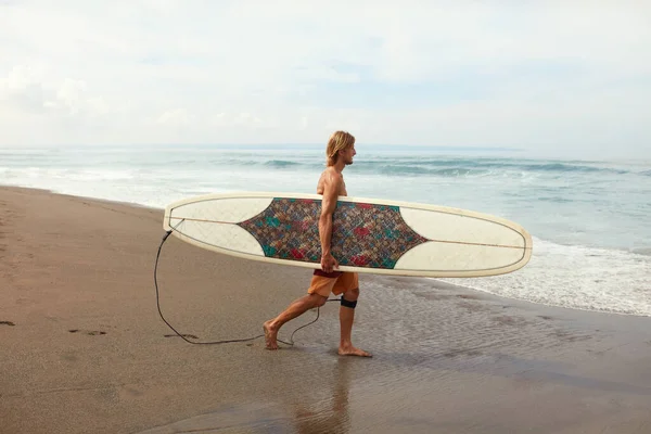 Серфер Handsome Surfing Man White Surfboard Walking Sandy Beach Водяний — стокове фото