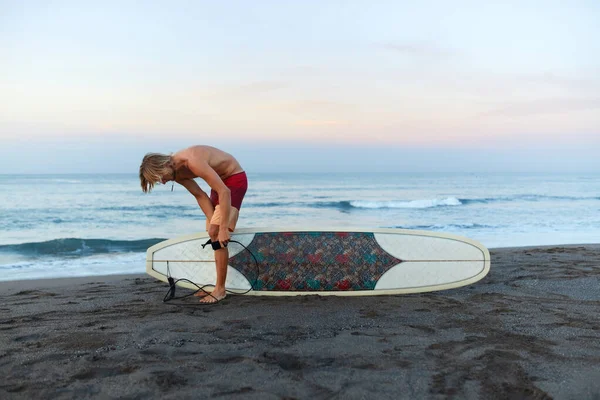 Серфер Людина Серфінг Піщаний Пляж Відправляється Surfboard Surfboard Beautiful Ocean — стокове фото