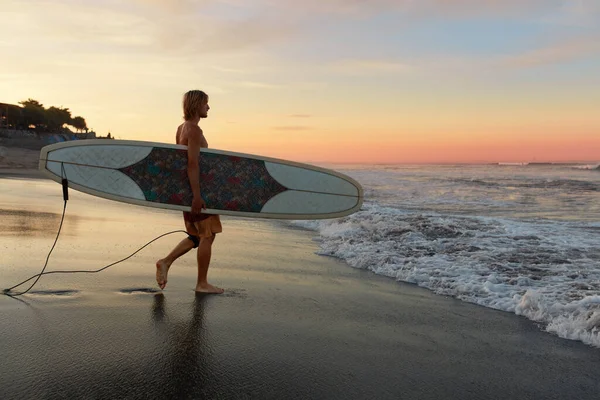 Сёрфер Человек Серфинг Белой Доской Серфинга Гуляющий Песчаному Пляжу Водный — стоковое фото