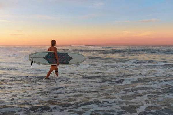 Surfer Surfender Mann Mit Weißem Surfbrett Auf Dem Ozean Wassersport — Stockfoto