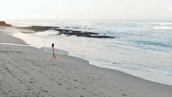 Дівчина Серфінг Молода Жінка Білою Дошкою Йде Піщаний Пляж Жінки — стокове фото