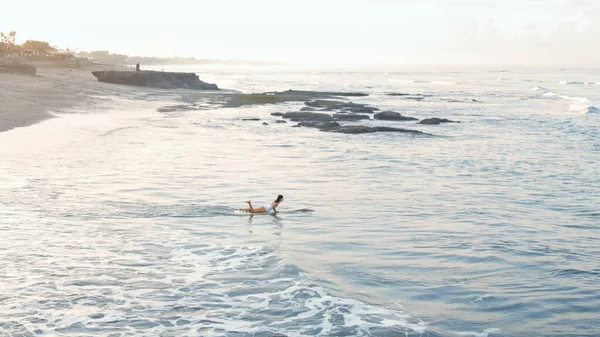 Дівчина Серфінг Surfer Woman White Surfboard Swimming Ocean Sunny Day — стокове фото