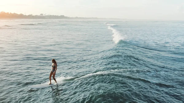 Κορίτσι Του Σερφ Surfing Woman White Surfboard Κολύμπι Στον Ωκεανό — Φωτογραφία Αρχείου