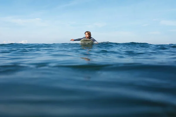 Серфер Серфінг Людина Білому Дошці Плаває Океані Водний Спорт Активного — стокове фото