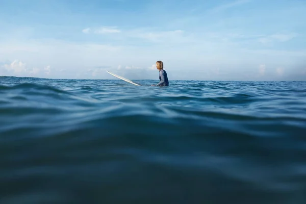 Серфінг Чоловік Серфер Борту Плаває Океані Активний Відпочинок Морі Водний — стокове фото