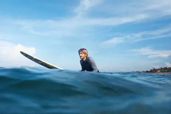 Серфер Серфінг Людина Дошці Портрет Павук Плаває Океані Бірюзове Море — стокове фото