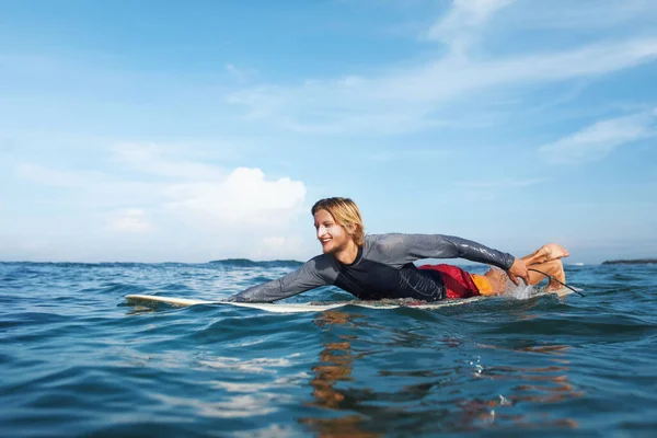 Серфер Посміхнений Серфінг Людина Серфінгу Портрет Хаус Плаває Океані Плаває — стокове фото