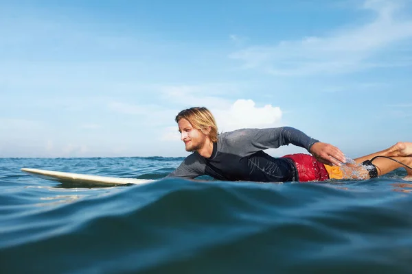 Серфер Серфінг Людина Дошці Портрет Хаус Плаває Океані Плаває Ванній — стокове фото