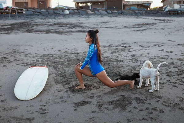 Серфер Девочка Жінка Серфінг Піщаному Пляжі Asian Brunette Blue Wetsuit — стокове фото