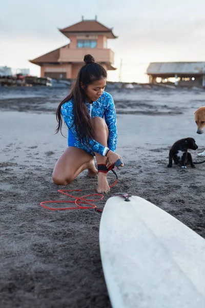 Серфер Девочка Жінка Серфінг Піщаному Пляжі Дошкою Собакою Азійка Синьому — стокове фото