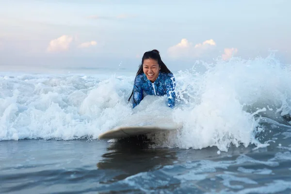 Прекрасна Серфер Жінка Серфінг Дошці Океані Посмішка Плаває Морі Брюнета — стокове фото