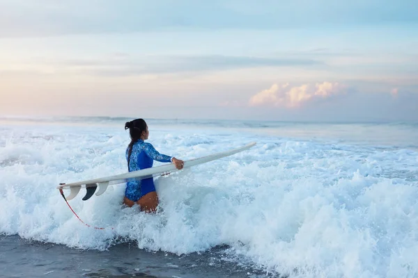 Surfer Girl Surfende Frau Mit Surfbrett Zum Surfen Ozean Brünette — Stockfoto