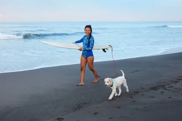 Серфінг Дівчина Красива Жінка Йде Собакою Океанському Пляжі Брюнетка Синій — стокове фото