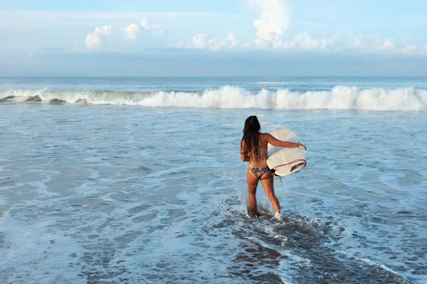 Linda Surfista Surf Woman Surfboard Walking Ocean Morena Bronzeada Vai — Fotografia de Stock