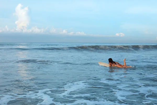 Сексуальний Серфер Surfing Girl Bikini White Surfboard Ocean Затонулий Брюнет — стокове фото