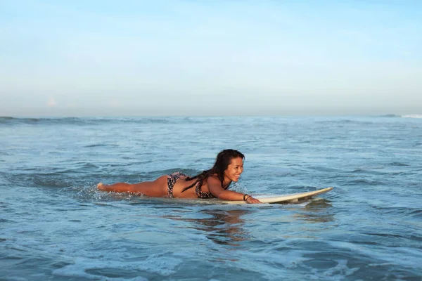 Сексуальний Серфер Surfing Girl Bikini White Surfboard Ocean Затонулий Брюнет — стокове фото