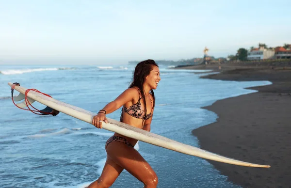 Sexy Surferin Surfmädchen Bikini Mit Surfbrett Das Aus Dem Ozean — Stockfoto