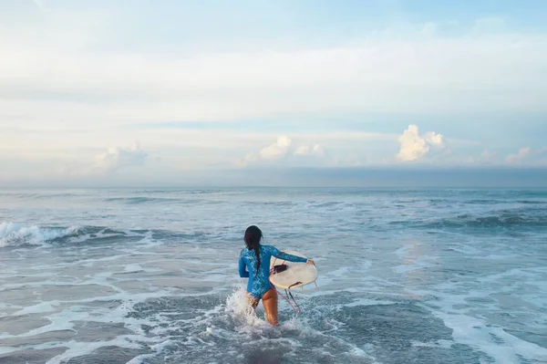 Серфінг Океані Серфер Борту Плавання Морі Серфінг Дівчина Блакитному Гідрокостюмі — стокове фото
