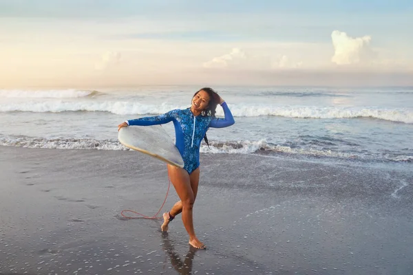 Retrato Surfista Surf Girl Carrying Surfboard Morena Sorridente Terno Azul — Fotografia de Stock