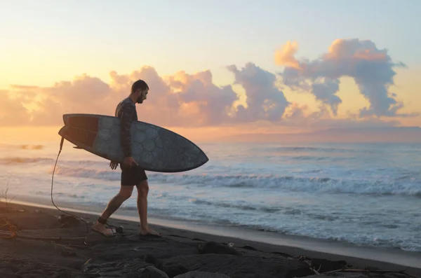 Серфінг Surfboard Sandy Beach Дивовижний Схід Сонця Балі Людина Йде — стокове фото