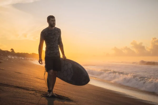 Серфінг Surfer Carry Surfboard Ocean Beach Силует Людини Чудовому Світанку — стокове фото
