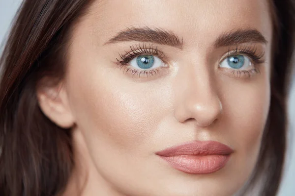 Prachtig Mooie Brunette Vrouw Close Portret Blauwoog Model Met Perfecte — Stockfoto