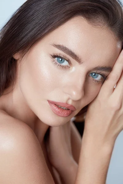 Pięknie Piękna Kobieta Bliska Portret Młoda Niebieskooka Modelka Idealną Cerą — Zdjęcie stockowe