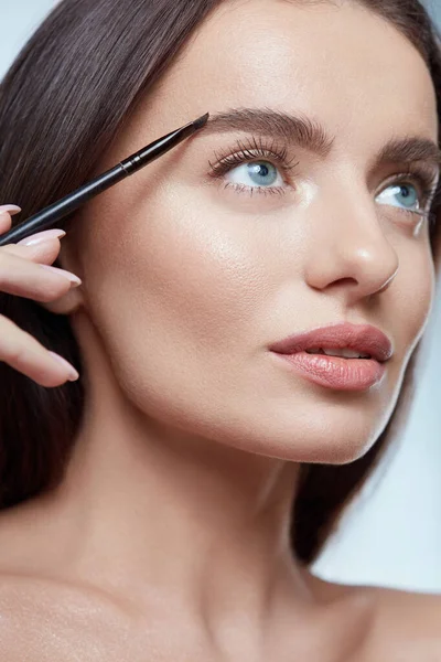 Ögonbrynssmink Woman Shaping Brow Cosmetic Brush Vacker Flicka Närbild Porträtt — Stockfoto