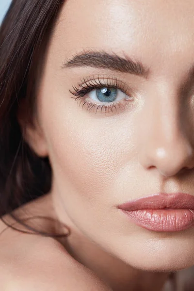 Prachtig Jonge Vrouw Close Portret Blauwoog Brunette Met Perfecte Huid — Stockfoto