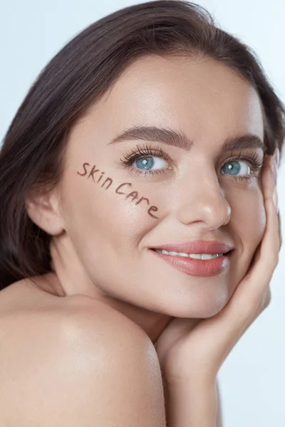 아름다운 초상화를 완성하다 2008 Smiling Model Perfect Skin Words Skin — 스톡 사진