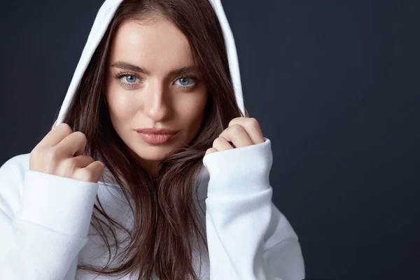 Stilvolles Mädchen Schöne Modell Nahaufnahme Porträt Sinnlich Brünette Putting Hood — Stockfoto
