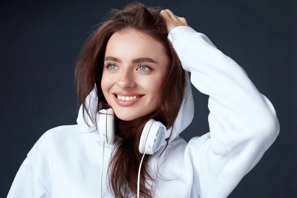 Stílusos Lány Gyönyörű Modell Közelkép Portré Mosolygó Fülhallgatóval Nyak Érintőfején — Stock Fotó