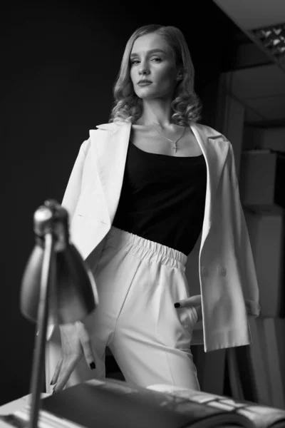 High Fashion Portrait Businesswoman Stylish White Suit Модель Desk Лампой — стоковое фото