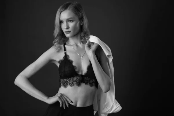 Sexy Lingerie Vrouwelijk Portret Fit Krullende Vrouw Modieuze Zwarte Kant — Stockfoto