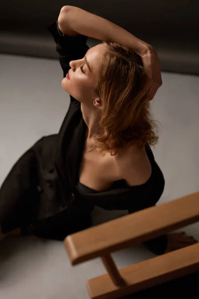 Moda Portret Seksownej Pięknej Kobiety Siedzącej Podłogi Kurtce Zrelaksowany Uwodzicielski — Zdjęcie stockowe