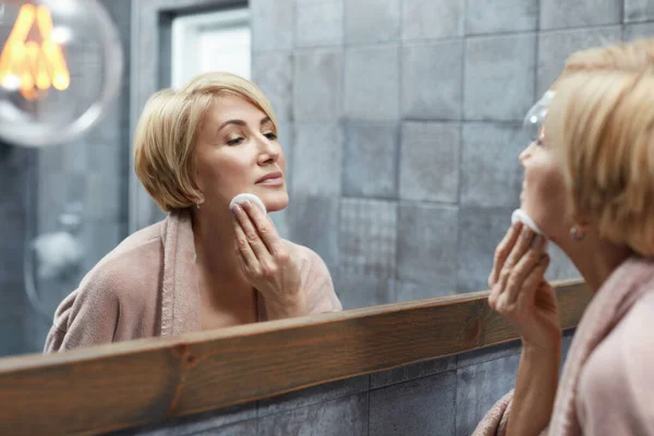 Skincare Routine Aging Beauty Treatment Concept Mature Woman Cleans Face — Stock Photo, Image