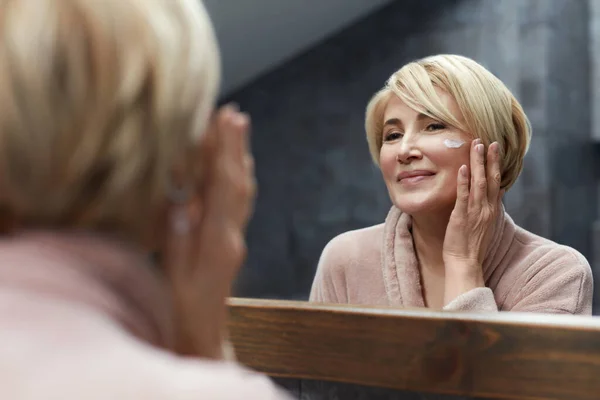 Skincare Routine Gammal Kvinna Använder Kosmetisk Kräm Ansiktet Hud Framför — Stockfoto