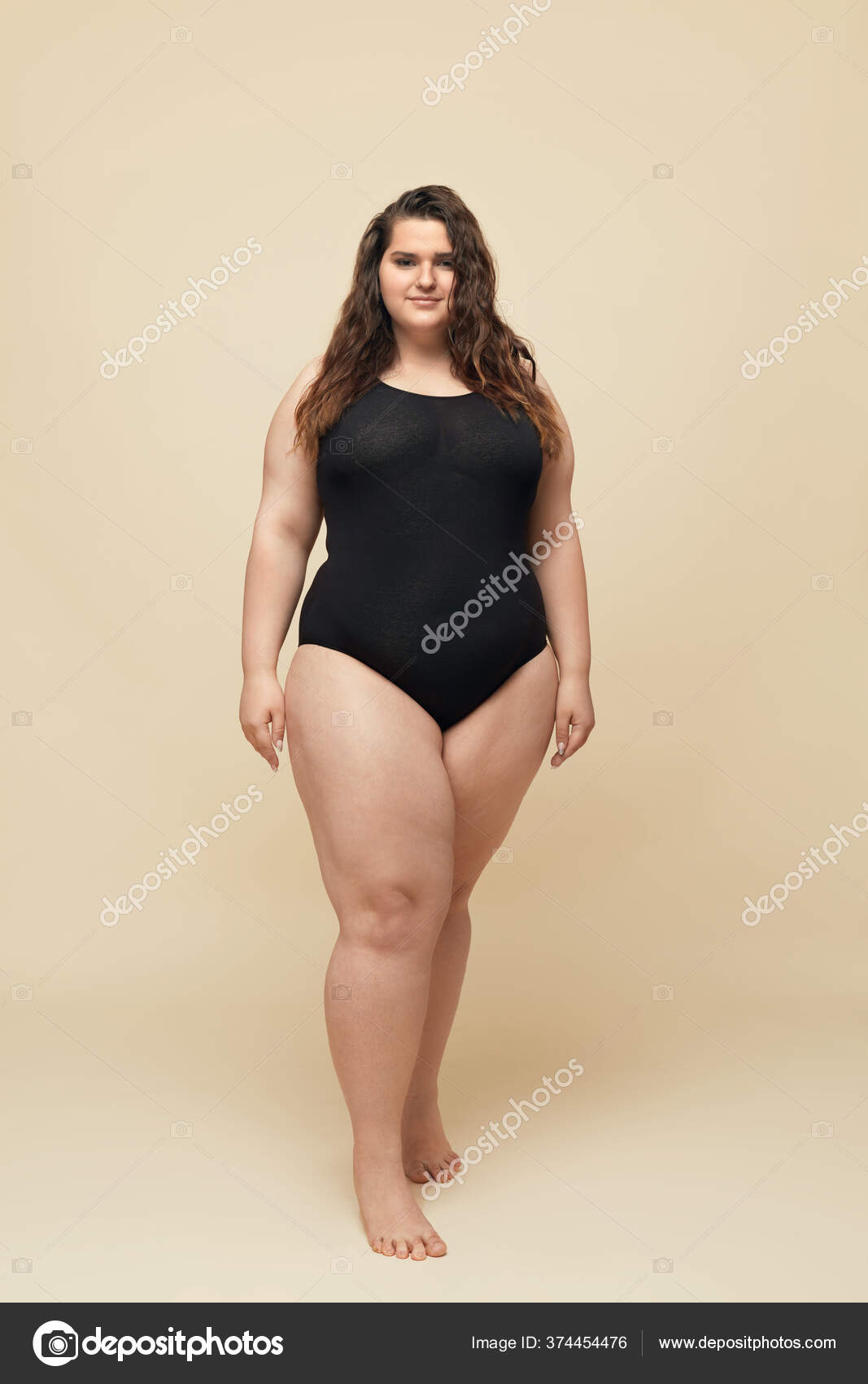 Modelos Tallas Grandes Mujer Figura Completa Retrato Cuerpo Entero Morena:  fotografía de stock © puhhha #374454550