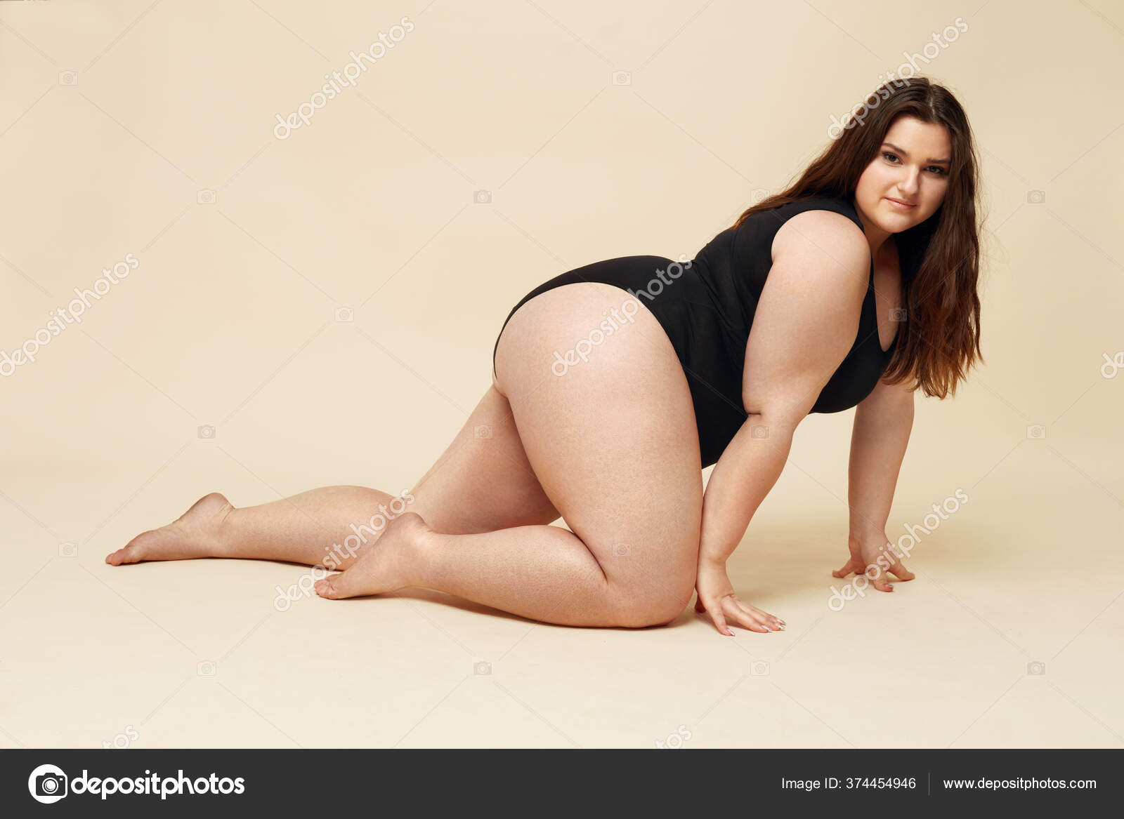 Size Model Fat Woman Black Bodysuit Portrait Crawling Brunette Posing Stock  Photo by ©puhhha 374454946