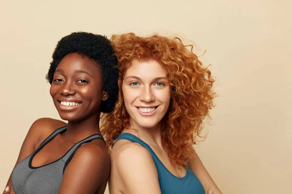 Fitness Women Ethnic Friends Close Portrait Smiling Brunette Redhead Posing — Stock Photo, Image