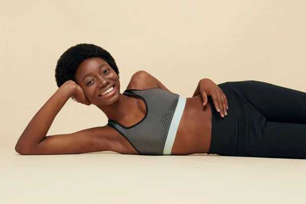 Καλό Κορίτσι Αθλητική Αφρικάνα Πορτρέτο Χαμογελαστή Γυναίκα Αθλητικό Ένδυμα Ξαπλωμένη — Φωτογραφία Αρχείου