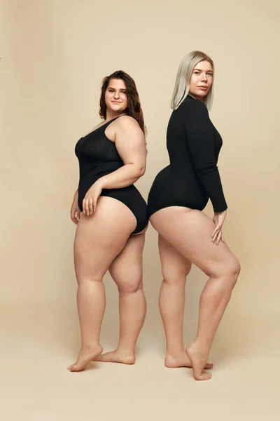 Modelos Size Mulheres Fato Preto Retrato Completo Morena Loira Posando — Fotografia de Stock