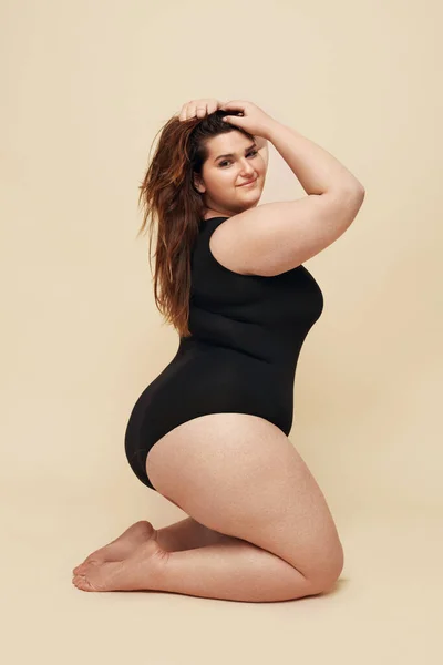 Size Model Fat Woman Black Bodysuit Portrait Brunette Touching Hair — Stock Photo, Image