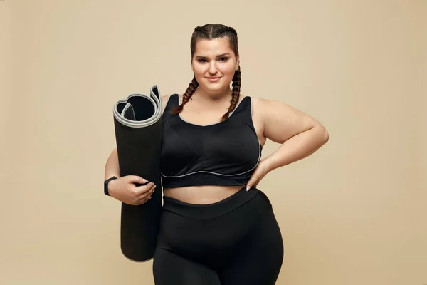 Size Model Full Figured Woman Black Sportswear Portrait Brunette Holding — Stock Photo, Image