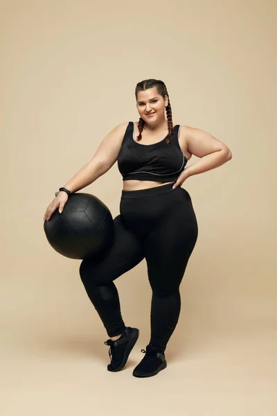 Modelo Talla Grande Mujer Gorda Ropa Deportiva Negra Retrato Cuerpo — Foto de Stock