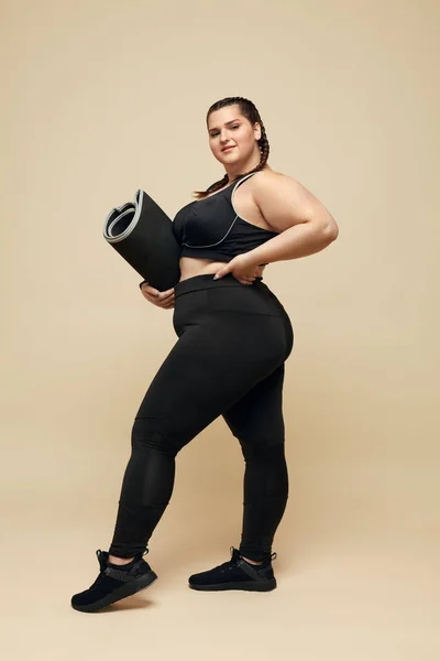 Modelo Talla Grande Mujer Gorda Ropa Deportiva Negra Retrato Cuerpo — Foto de Stock