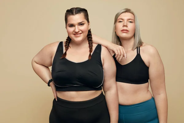 Body Positive Size Models Portrait Fat Women Sportswear Beige Background — Stock Photo, Image