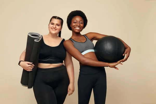 Fitness Barátok Vékony Plusz Méretű Modellek Afrikai Kaukázusi Nők Fekete — Stock Fotó