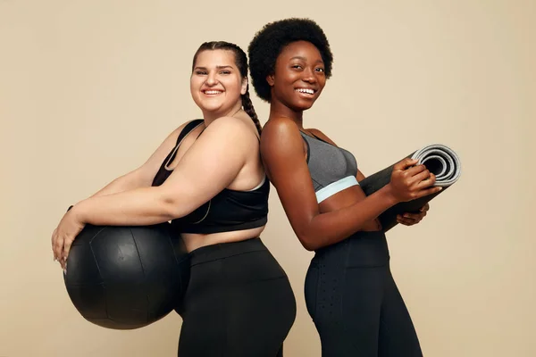 Fitness Barátok Vékony Plusz Méretű Modellek Sokszínűség Nők Fekete Sportruházat — Stock Fotó