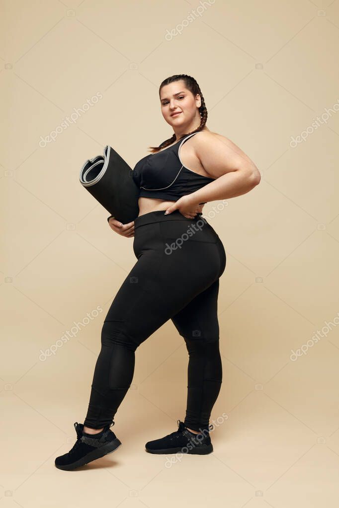 Modelo Talla Grande Mujer Gorda Ropa Deportiva Negra Retrato